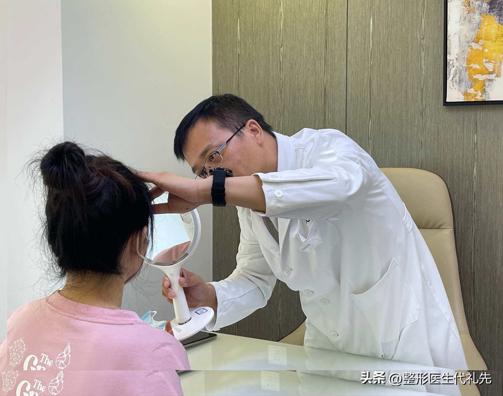 上眼睑眶隔脂肪释放填充眼窝凹陷，并不适合所有人-上眼睑抽脂术