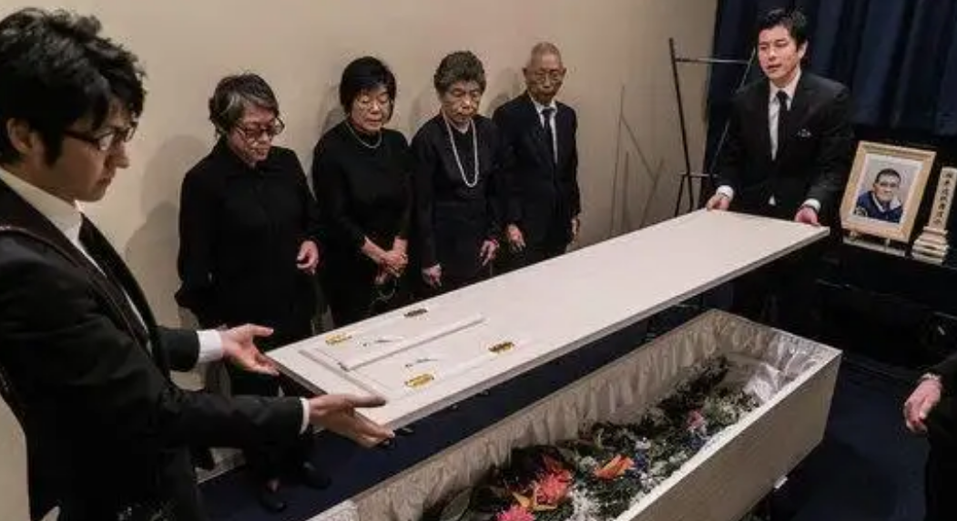 日本进入“多死社会”：5100座火葬场不够用，遗体已经住起了旅馆-9000日元等于多少人民币