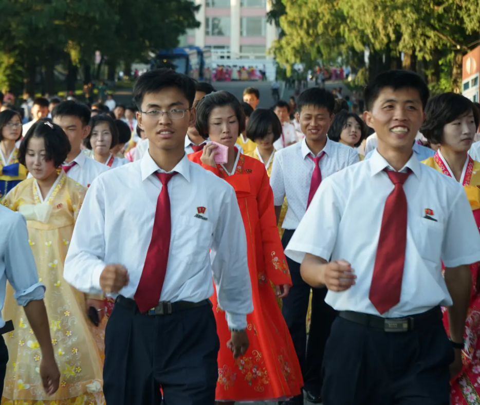 朝鲜人一个星期的工资，合人民币100元，能在朝鲜享受到什么服务-20元人民币能换多少朝鲜币