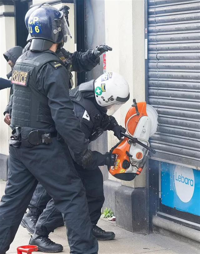 20英镑就能买到假苹果耳机，英国警方打击假货一条街-35英镑是多少人民币
