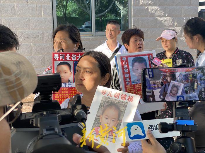 《失孤》原型郭刚堂之子被拐案今开庭审理，郭刚堂携其亲友团出庭，望严惩涉案嫌疑人-张开元三兄弟有多少钱