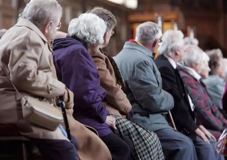 “养老焦虑”越来越年轻化，我们到底攒多少钱才能安心老去？-给爸妈准备多少养老钱