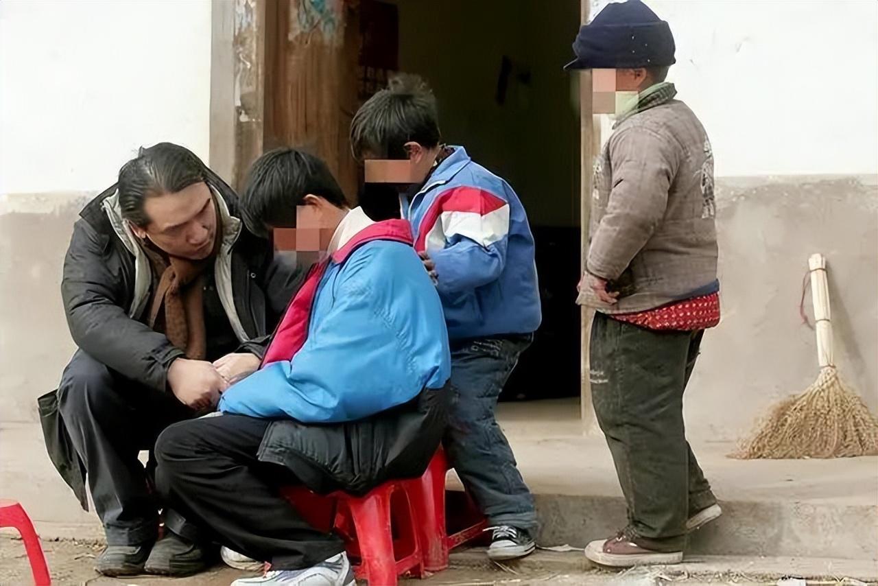 29岁放弃百万年薪，未婚未孕，却到农村给30000个艾滋孤儿当爸爸-智行基金会杜聪