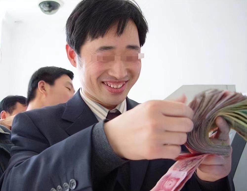 2017年男子1亿存银行分文不剩，上门讨要说法，银行：帮你还债了-存一亿在银行利息多少