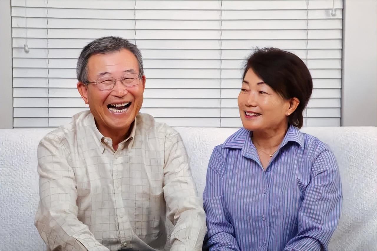 日本夫妇领取养老金25万日元比例是28%，在职时年薪需要700万日元-年薪700万交多少税