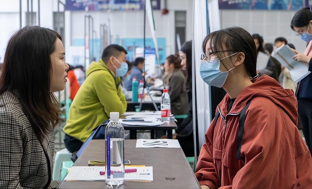 “军工企业”开始招兵买马了，6险1金年薪15万起，大专生也有机会-大专生进保险公司吃香吗