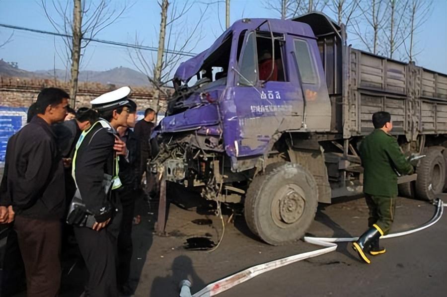 公路上跑操，20名初中生被货车碾压身亡，山西沁源特大车祸案回顾-多少故事变事故.