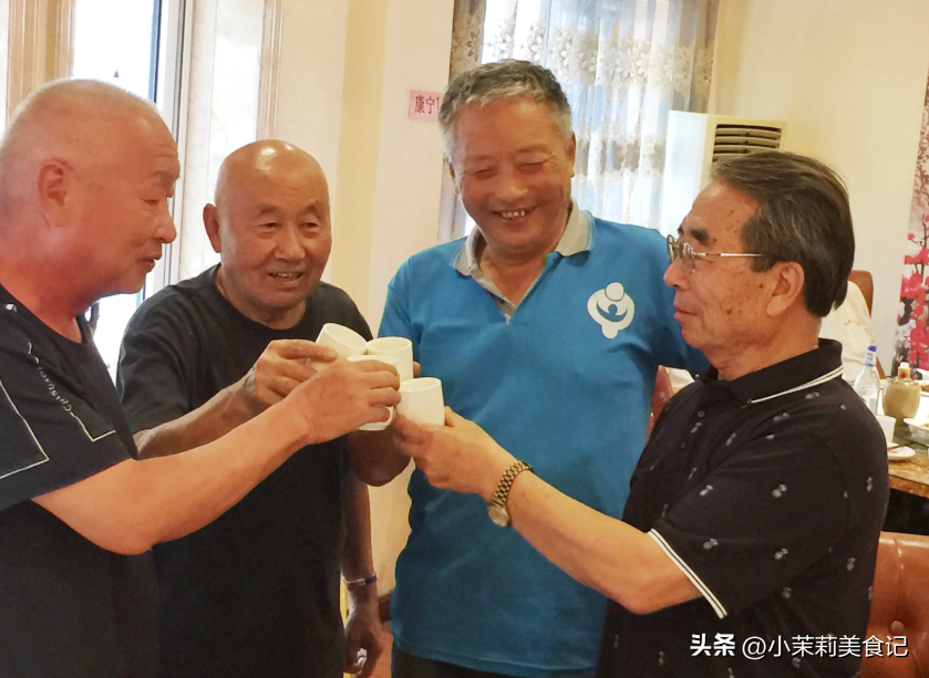 吃晚饭，长期喝2两白酒的人，身体最后都怎样了？60岁老酒鬼揭秘-酒鬼酒二两二多少钱