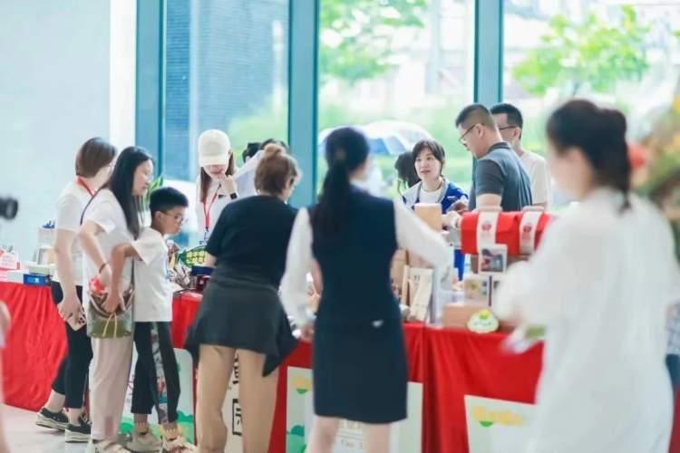 “益”起来！虹口这栋楼宇举办了一个市集，还可以制作香囊……-微笑基金会
