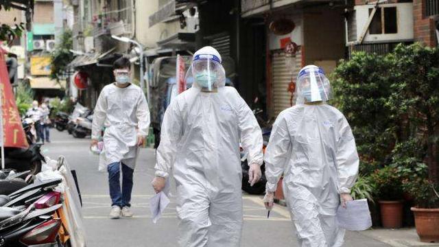 台湾地区疫情指挥中心指挥官陈时中还透露,本土病例持续增加,境外航班昨日共筛1575人,有阳性78人,阳性率4.95%,以越南居多,今天上午有4个航班,共筛102人,有2人阳性,阳性率1.96%。