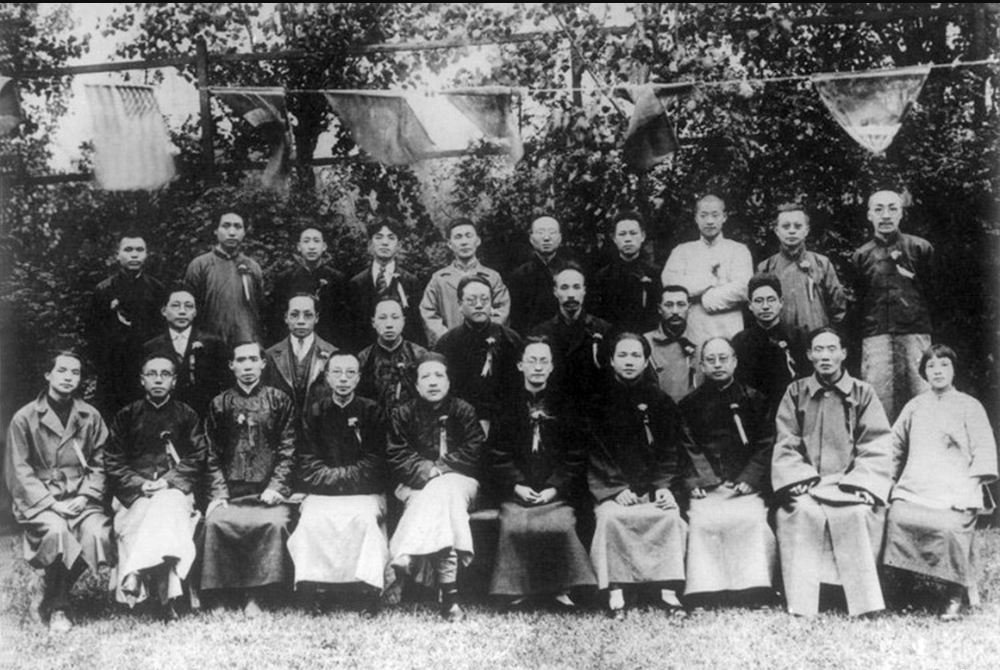 24年，毛泽东和汪精卫等合影，此时他任国民党秘书，月薪120大洋-银行行长秘书工资多少