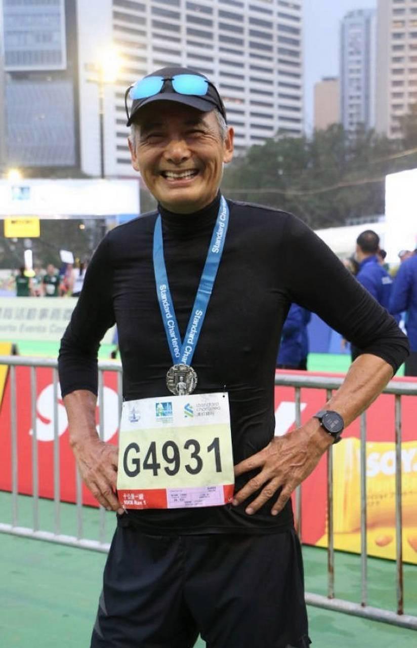 67岁香港影帝周润发：计划裸捐56亿，却穿15块钱的拖鞋-50万港币兑换多少人民币