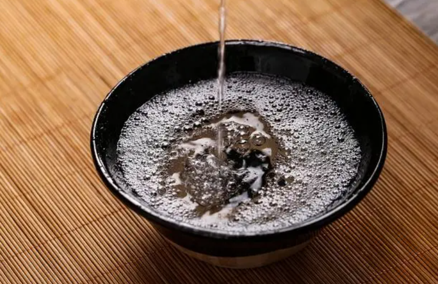 山东63岁的刘大爷，30年前藏了50斤好酒，如今却被人说一文不值-象藏酒多少钱