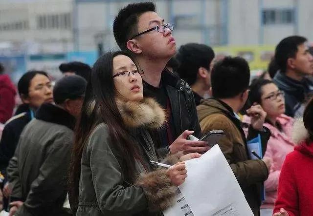 人民大学金融毕业的女孩，找个工作，四处碰壁，原因何在？-到金融公司上班怎么样