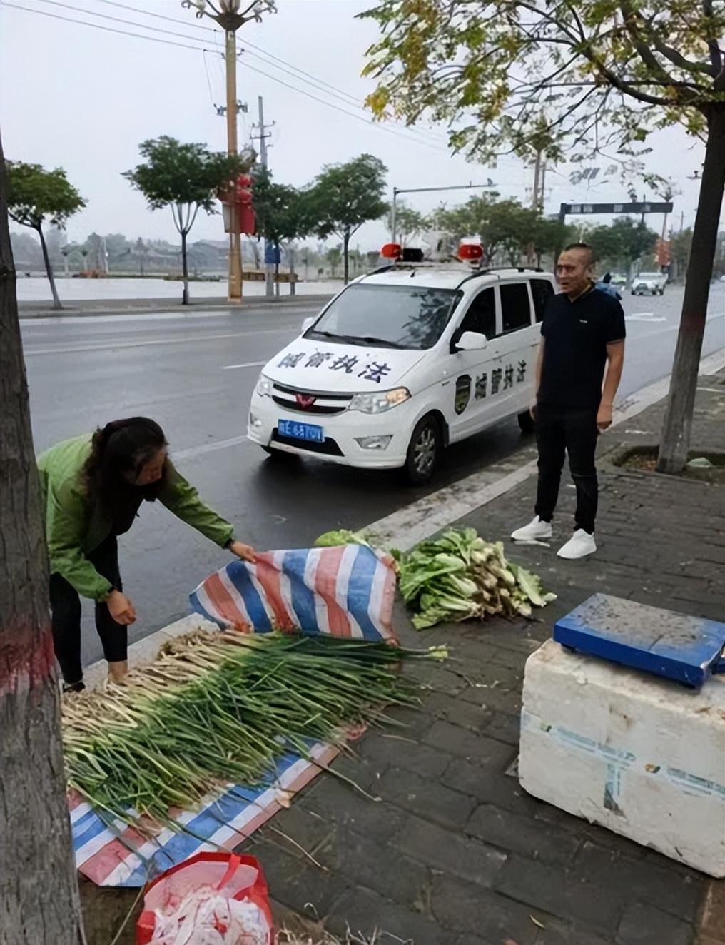 城管执法被残疾人群殴，被叫嚣要把腿弄断，当善良变成理所应当-动手伤人把人腿弄残废判多少年