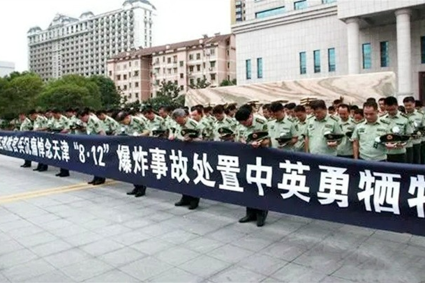 2015年津港大爆炸，率先赶到现场的一支消防队，25名队员全部牺牲-天津大爆炸损失多少钱