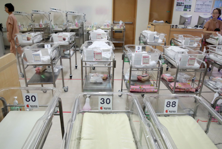 8年出现2236名“幽灵婴儿”，生育率跌破1%，韩国人为啥不生孩子-19万韩币等于多少人民币
