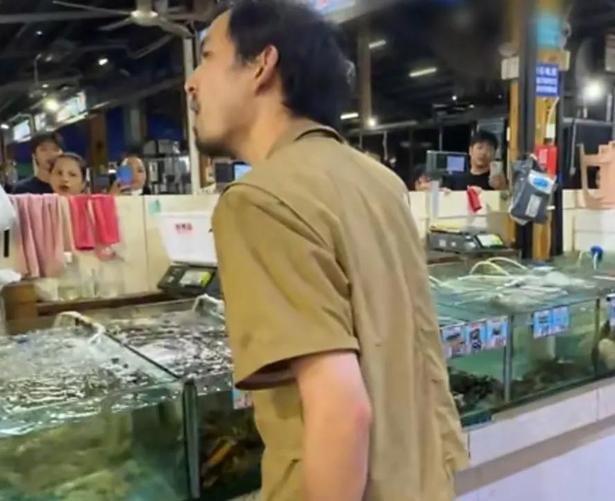 一个人干翻三亚海鲜市场，怕被人砍，男子买了高达200万意外险-个人人身意外险多少钱