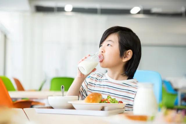 日本学校供餐收费大致多少？-272人民币换多少日元