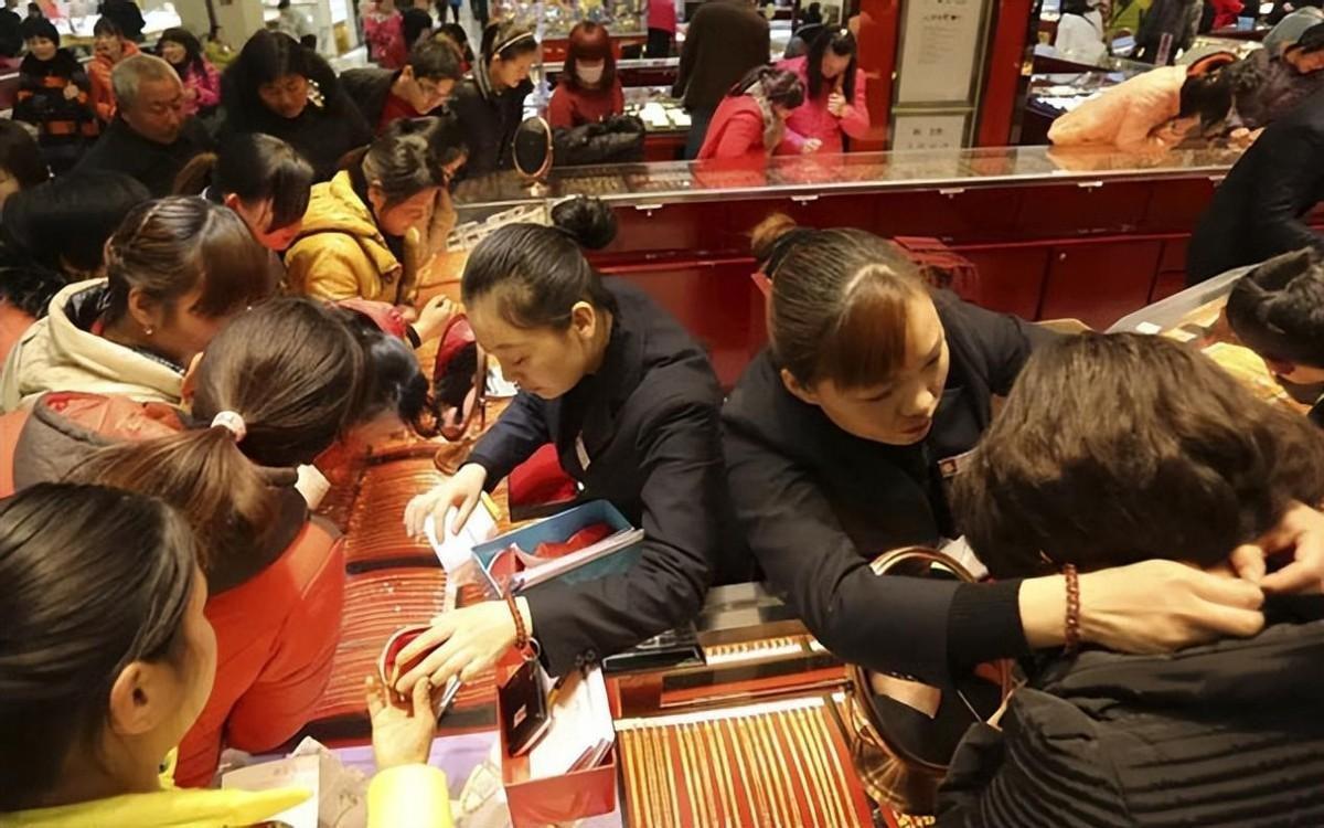 2023掀起黄金热，京东唯品会各类黄金大卖，主力竟是年轻人-京东上的黄金能卖多少
