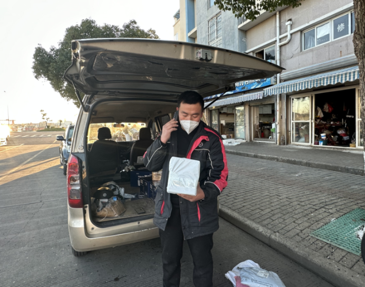 一天工作12小时配送200个快递！居民网购激增，快递小哥加速“奔跑”-中国一天有多少网购快递