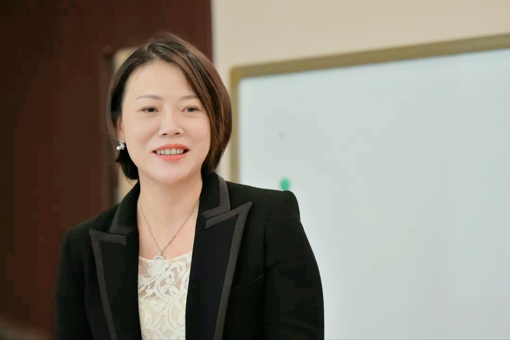 “碧桂园”杨惠妍，25岁坐拥千亿家产，连续七次登中国女首富榜-杨惠妍资产有多少