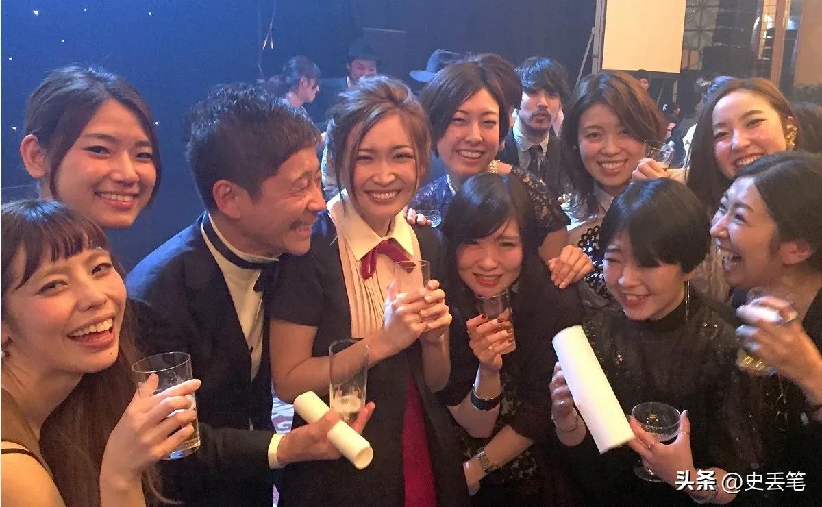 日本土豪极奢淫欲，有2个老婆、9位情妇，人称现代韦小宝-100亿日元是多少人民币