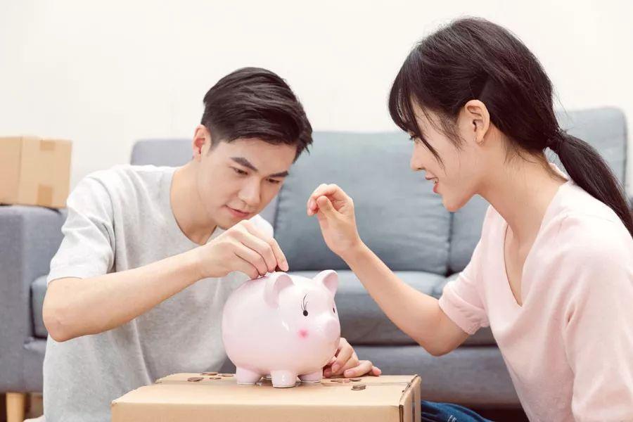 24岁女生月薪8千花15称存两百万退休，存款超65万，如何抠门生活-23岁女人需要有多少存款