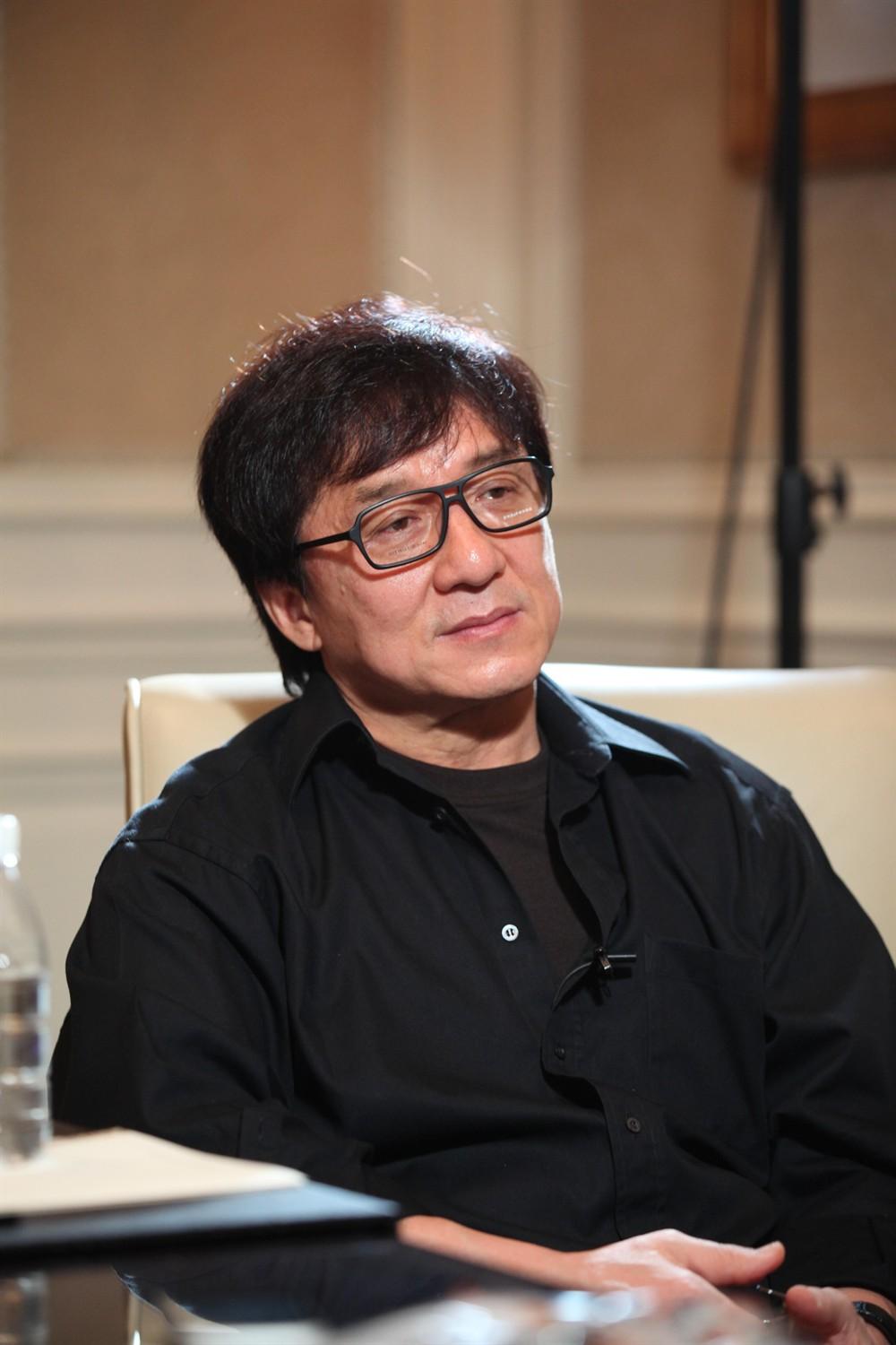 成龙480万外套惹富豪兴趣，被拒绝后引发社会思考-陈龙有多少钱