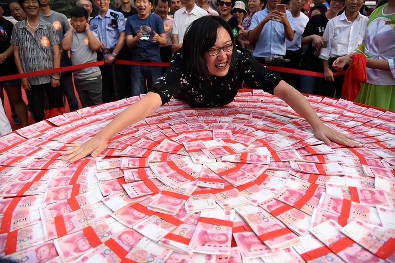 100万存银行吃利息，直接在家“躺平”，能过什么水平的生活？-100万理财年收益多少