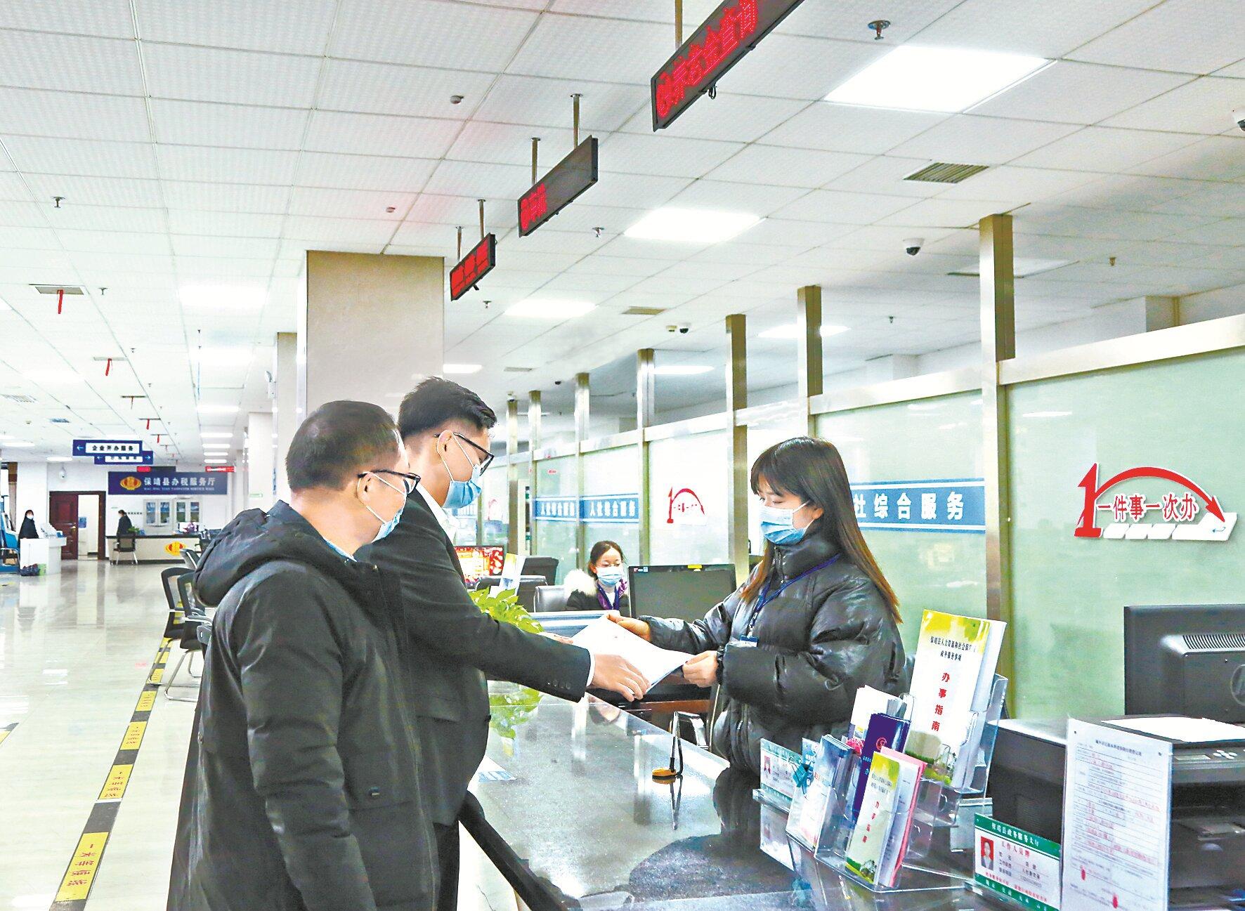 28名党员干部被严肃追责11名公职人员被移送司法机关深夜警铃牵出千万社保基金案-社保基金案