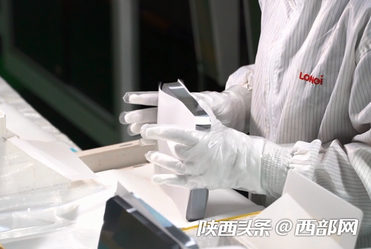 春风为令，产业向新｜稳坐世界单晶硅制造第一宝座隆基的单晶硅片为啥能薄如蝉翼？-目前以量产的单晶硅转化效率最高位多少