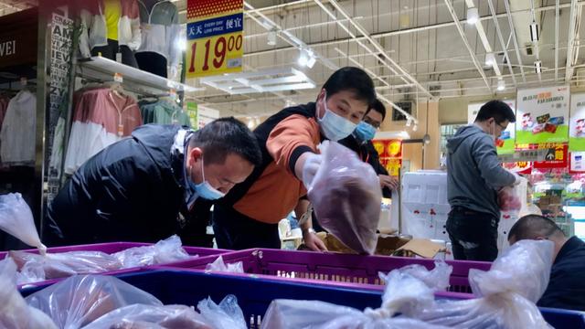 这几天，浦西的市民大都忙着采购，为超市卖场带来了压力。浦西保供进行时，记者采访了各大超市卖场，一线员工都拼了。