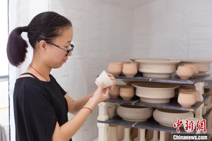 「十年@每一个奋斗的你」龙泉青瓷“新秀”张英英续写“瓷艺人生”-龙泉带业有限公司