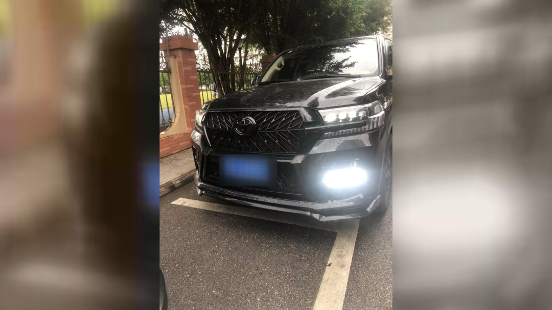 “开十几万的车，3元停车费都不舍得”！南宁一车主抡起板砖砸向收费员......-开停车场多少钱.