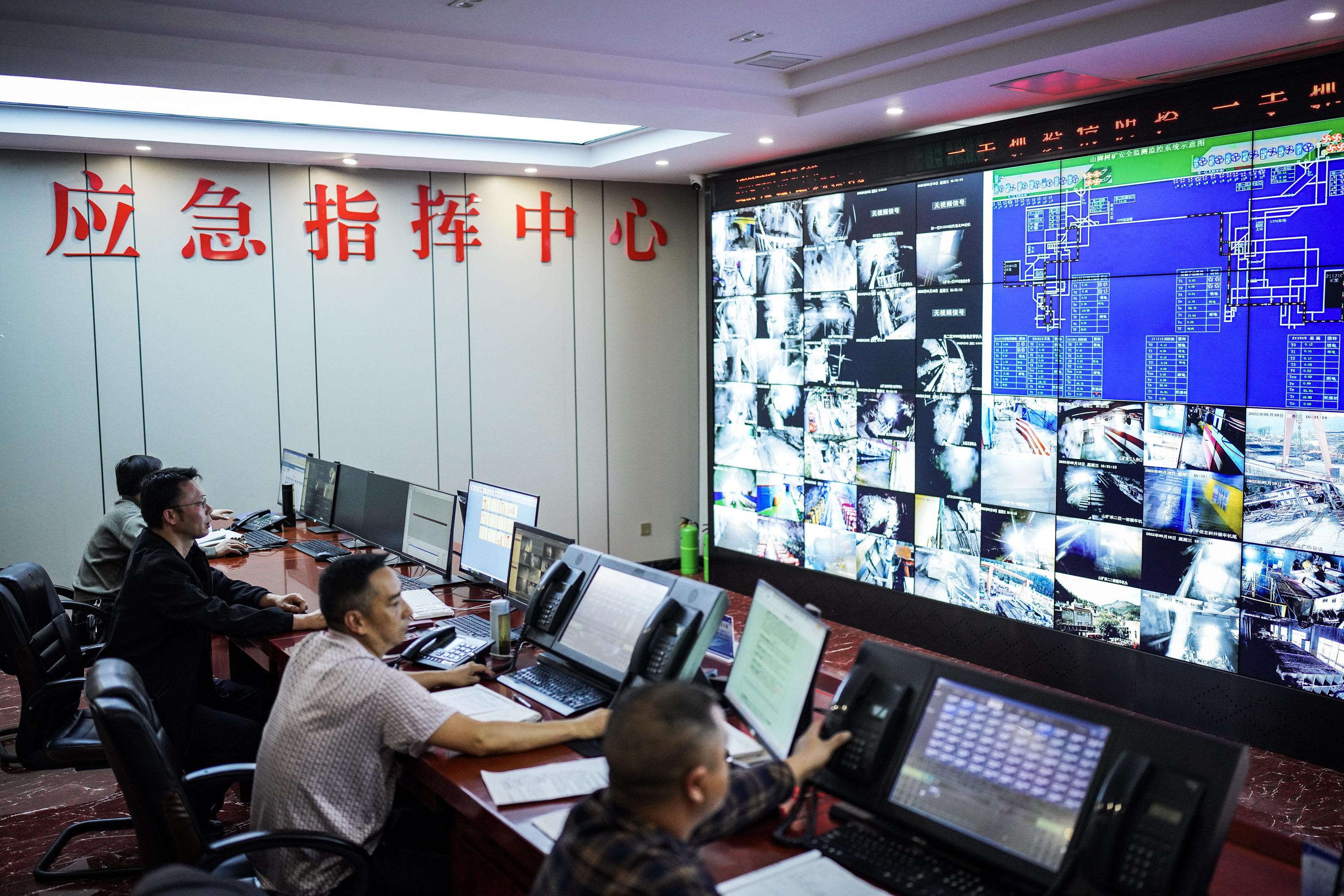 （新华全媒头条·图文互动）（14）激发更优“数字生产力”——5G赋能数字经济新趋势观察-盘江精煤公司山脚树矿黑暗