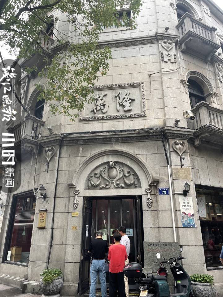 一大早就排长队！价格不问，先抢再说，杭州人对头伏火腿的热情隔屏幕都能感受到-杭州万隆多少钱一只