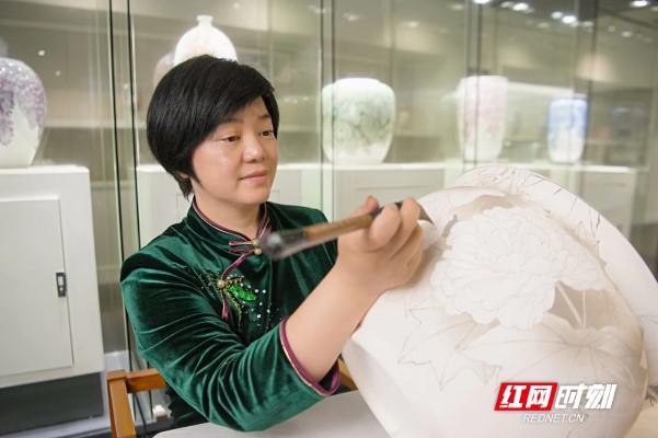 被省委书记点赞了！醴陵陶瓷人：让醴瓷走向更高更广的市场丨中国这十年·湖南-湖南瓷业公司款