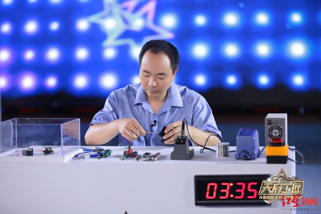 《天府工匠》大型技能挑战融媒体节目走进成都工业文明发源地-前锋仪器有限责任公司