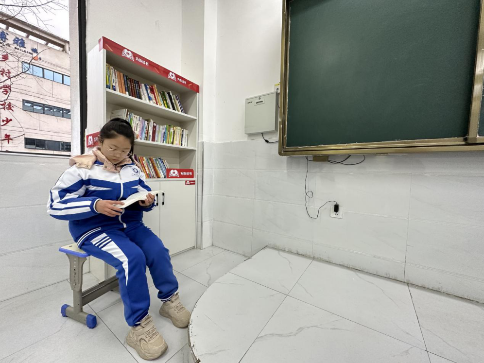 “为你读书”公益行动走进贵州黔南，开学第一课“朵云”校园迎来专属图书角-9多云多少钱