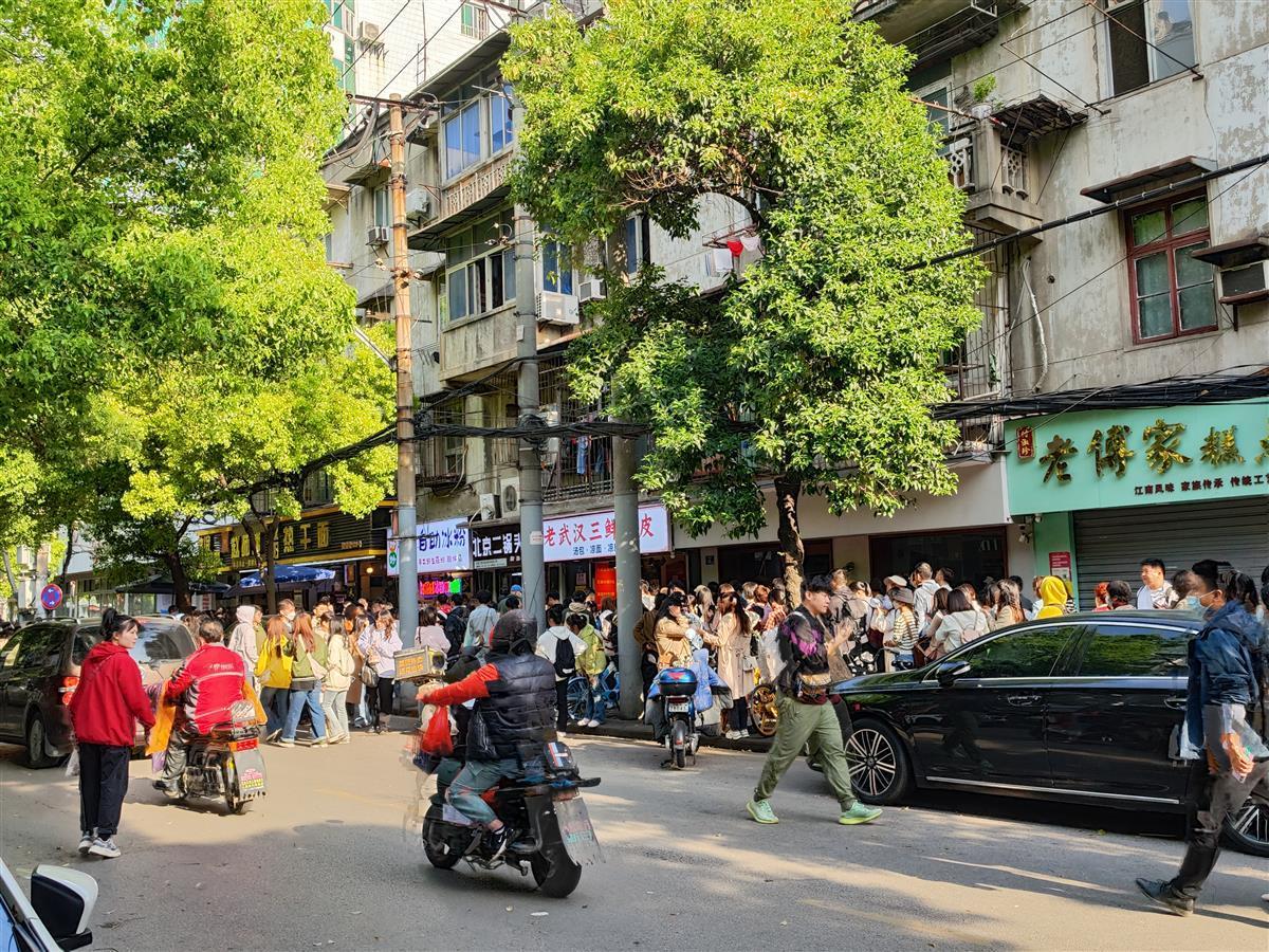 “代排服务”火了，你会花钱雇人代排队吗？-全联征信有限公司