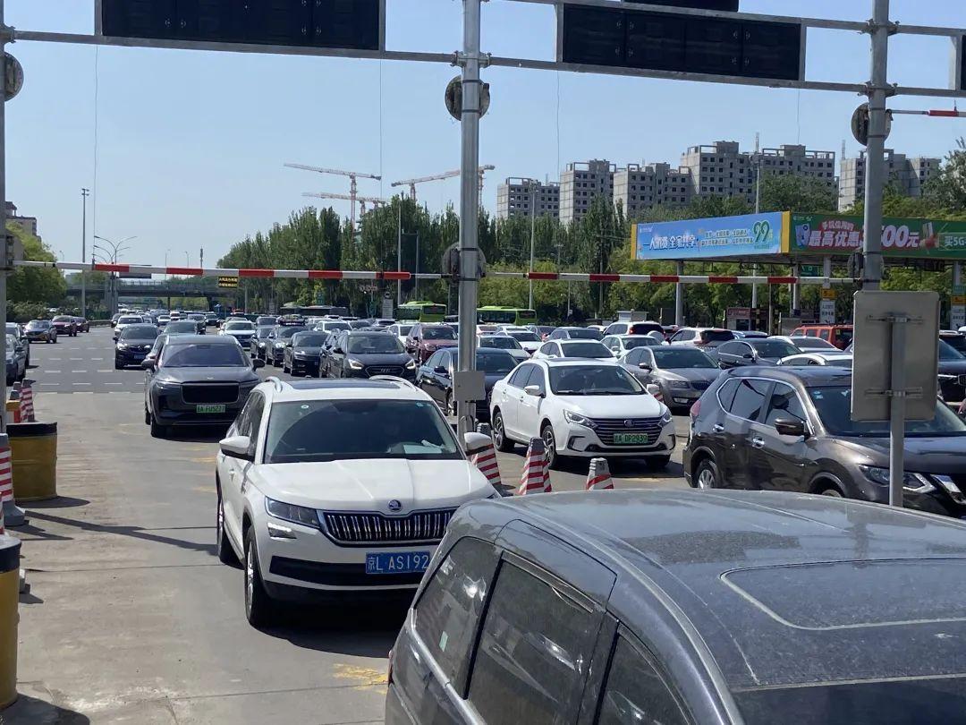 “五一”首日北京高速公路迎车流高峰！实地探访-首发集团八达岭分公司
