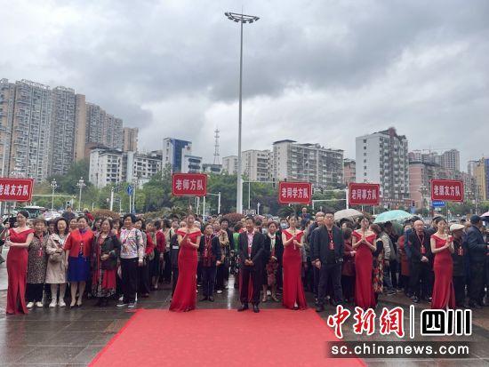 300余位古稀老人欢聚达州几十年未见浓情聚会回首芳华-中石化四川销售分公司