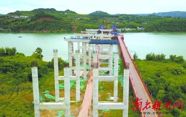 成南高速公路扩容工程嘉陵江特大桥引桥墩柱建设近尾声-四川路桥桥梁工程有限责任公司