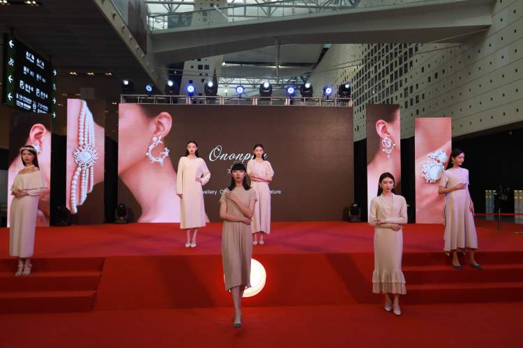 【推荐】1,200多家珠宝商汇聚上海，2023上海国际珠宝首饰展昨日开幕-千足珍珠最高多少钱