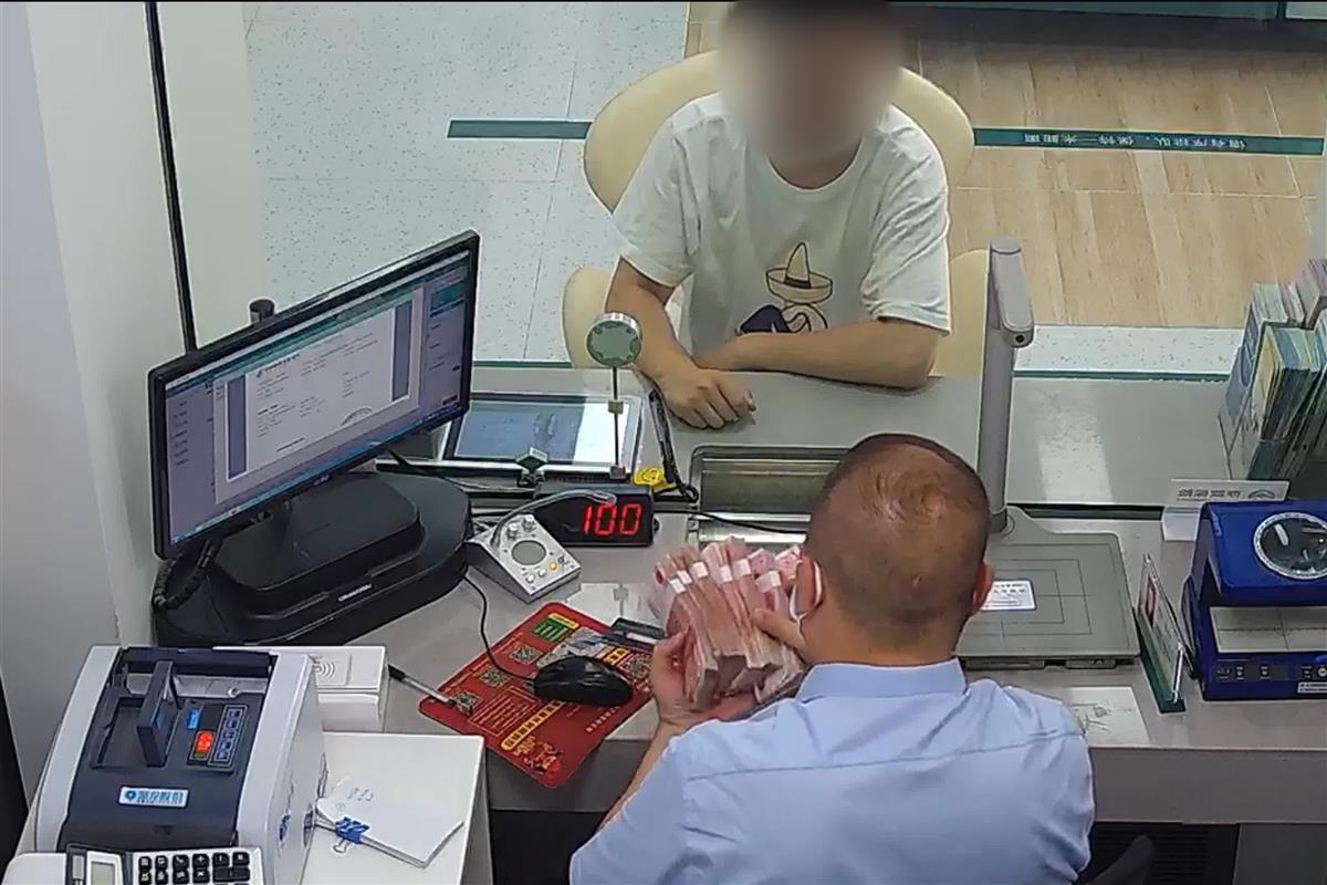 带“客商”到反诈中心“自首”，邮储银行仙桃一支行行长这波操作获公安表扬-银行公司客户经理先进材料