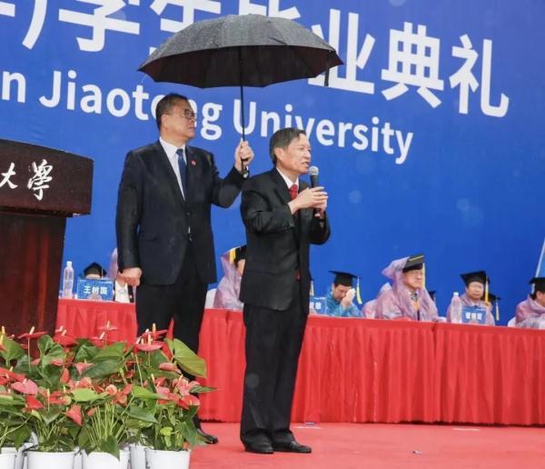 “来吧，无所谓！”西安交大校长雨中致辞，这一幕火了-西安创新信息产业发展有限公司