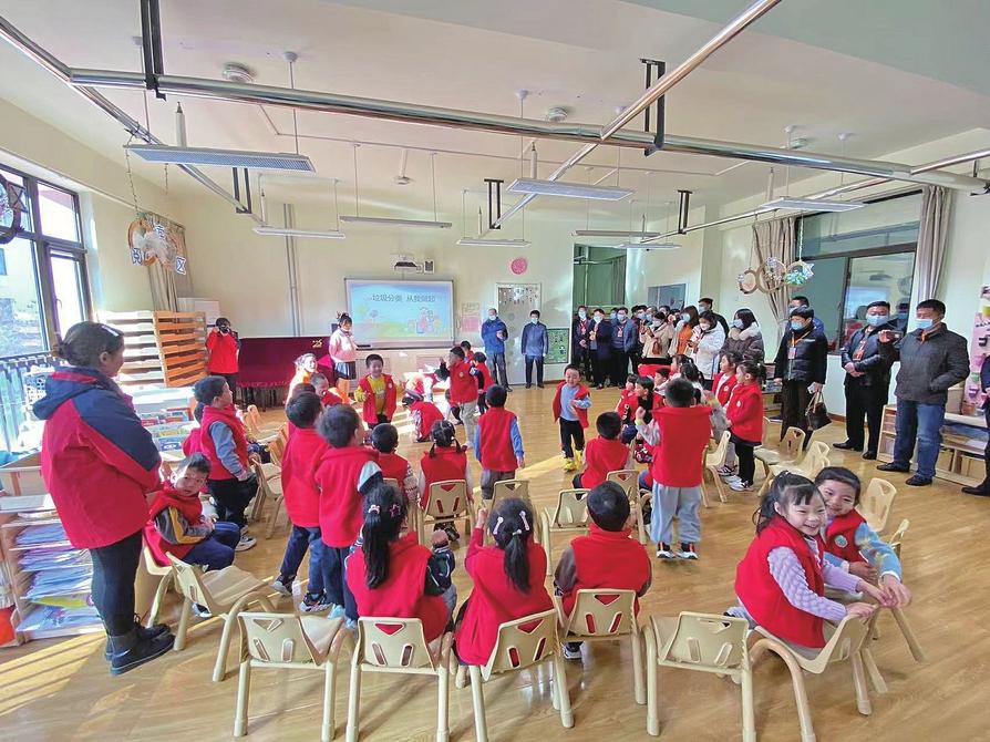 “颁证游戏”出没未成年人群体：奇葩证热销背后的隐忧-小卖部证件要多少钱