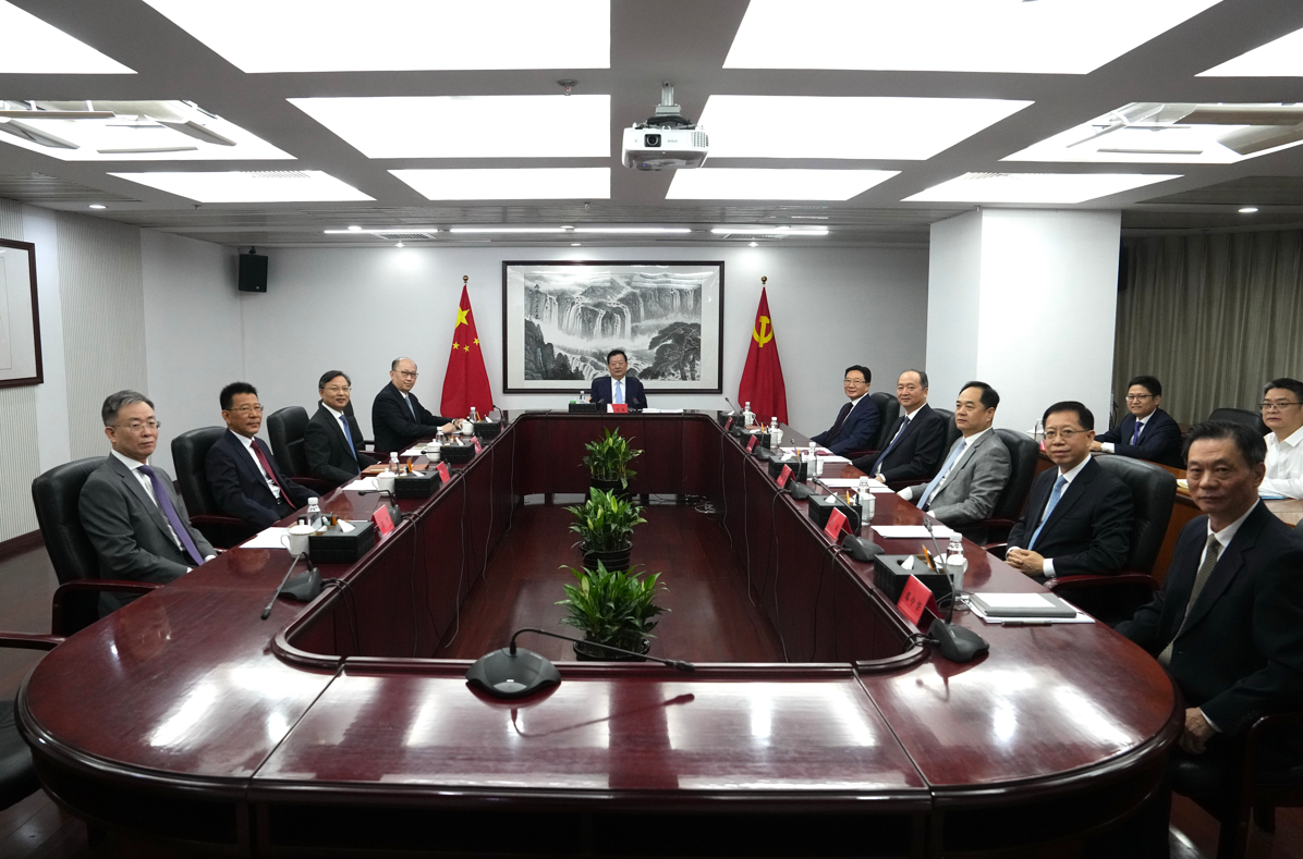 【推荐】中央港澳办领导班子集体亮相，有何看点？-政治局委员有多少人