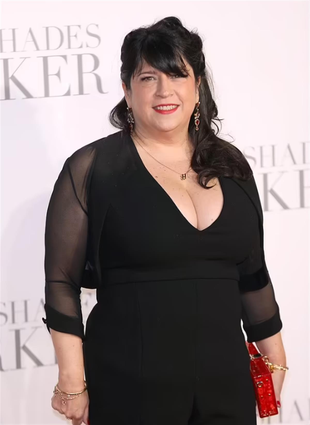 《五十度灰》作者透露：尽管书卖了1.65亿册，她却仍在接受“冒名顶替综合征”治疗-2015年存款50万一年利息多少